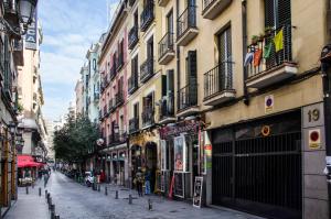 een lege straat met gebouwen in een stad bij Cruz Apartment in Madrid