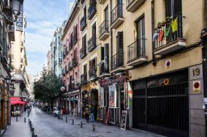 una calle urbana vacía con edificios en una ciudad en Cruz Apartment, en Madrid