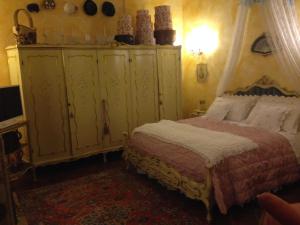 デセンツァーノ・デル・ガルダにあるB&B La Maison degli Angeliのベッドルーム1室(ベッド1台、一部の食器棚付)