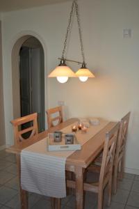 uma mesa de jantar com cadeiras e um candeeiro em Rocas Del Mar em Costa Del Silencio