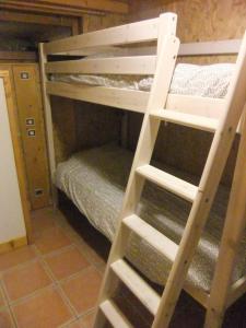 - une échelle menant à un lit superposé dans un dortoir dans l'établissement Gite Waykiu, à Autrans