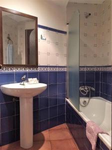 Ett badrum på Hotel Baviera