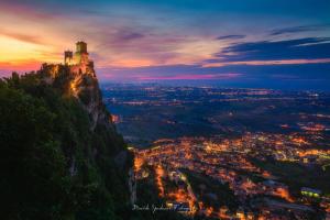 un château au sommet d'une montagne la nuit dans l'établissement Gianfranca, à Bellaria-Igea Marina