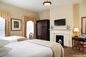 Postel nebo postele na pokoji v ubytování Linden Row Inn