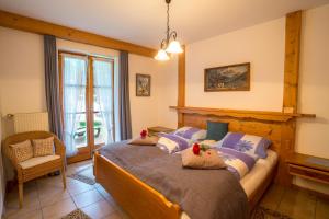 1 dormitorio con 2 camas y ventana en Ferienhäuser Werdenfels, en Mittenwald