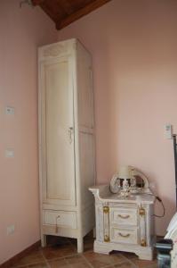 a white cabinet and a dresser in a room at La Papaya in Marina di Pisa