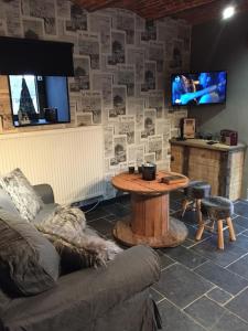 TV a/nebo společenská místnost v ubytování Gîte de Corbion loft2