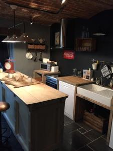 Gîte de Corbion loft2的厨房或小厨房