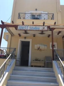 - un bâtiment avec des escaliers menant à un studio d'art dans l'établissement Anett Studios, à Elafonisos