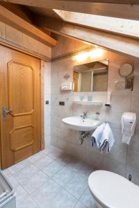 a bathroom with a sink and a toilet at Ferienhäuser Werdenfels in Mittenwald