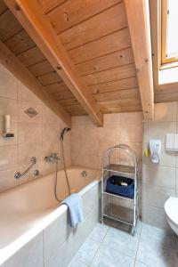 een badkamer met een bad en een wastafel bij Ferienhäuser Werdenfels in Mittenwald