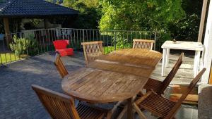 einen Holztisch und Stühle auf einer Terrasse in der Unterkunft Villa Daniela in Lesa