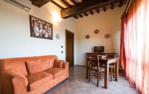 uma sala de estar com um sofá e uma mesa em Residenza Il Falchetto em Assis