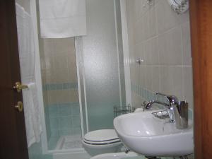 a bathroom with a sink and a toilet and a shower at La Papaya in Marina di Pisa