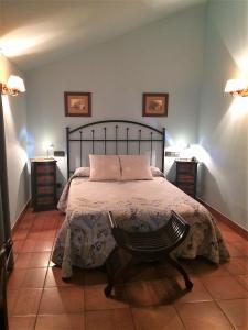 una camera con un letto e una sedia di Hotel Baviera a Linares