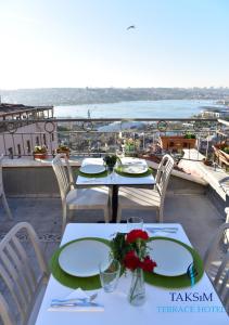 Een restaurant of ander eetgelegenheid bij Taksim Terrace Hotel