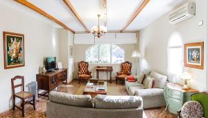 ein Wohnzimmer mit einem Sofa und einem Tisch in der Unterkunft Time To Experience in Salobre