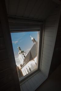 ventana en una habitación con vistas a una iglesia en Pension Půlměsíc, en Jablonec nad Nisou