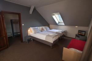 Un dormitorio con dos camas y una ventana. en Pension Půlměsíc, en Jablonec nad Nisou