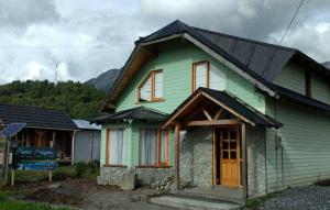 una casa verde con techo negro en Paraiso Patagonico, en Chaitén