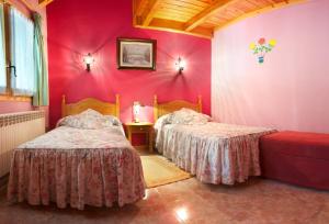 A bed or beds in a room at Hotel Ca de Graus