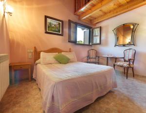 A bed or beds in a room at Hotel Ca de Graus