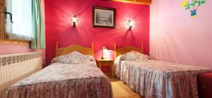 A bed or beds in a room at Hotel Ca de Graus