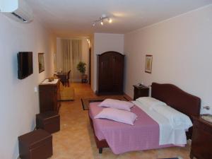 una camera con un letto con due cuscini sopra di Hotel Europa a Rieti