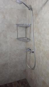 eine Dusche mit Duschkopf in einem Badezimmer in der Unterkunft Verdeymar in Santa Clara del Mar