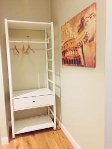 armadio con scaffali bianchi in una stanza di FAIROME Apartment Cassia a Roma