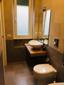 bagno con lavandino e servizi igienici di FAIROME Apartment Cassia a Roma