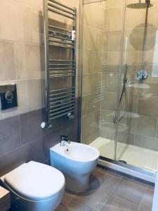 e bagno con servizi igienici e doccia in vetro. di FAIROME Apartment Cassia a Roma