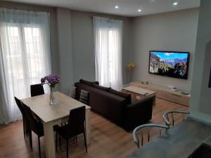 Televízia a/alebo spoločenská miestnosť v ubytovaní DREAMSUITES MARIN GARCIA.