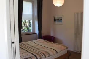 niewielka sypialnia z łóżkiem i oknem w obiekcie Atelier 55 Casa arte e natura w Como