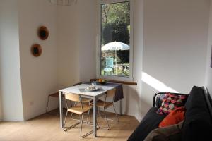ein kleiner Tisch und Stühle in einem Zimmer mit Fenster in der Unterkunft Atelier 55 Casa arte e natura in Como