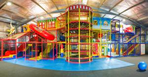 una sala de juegos con un parque infantil con tobogán en BIG4 Bendigo Park Lane Holiday Park, en Bendigo