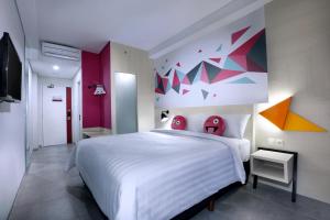 Postel nebo postele na pokoji v ubytování favehotel Madiun + 10 fotografií