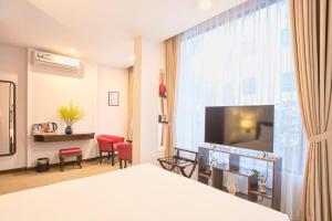 Televiisor ja/või meelelahutuskeskus majutusasutuses Dinh Ami Hanoi Hotel