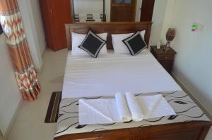 מיטה או מיטות בחדר ב-Induruwa Beach Villa