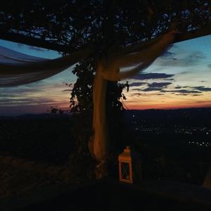 Východ nebo západ slunce při pohledu z bed and breakfast nebo okolí