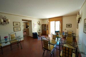 a living room with glass tables and chairs at Albergo Villa Cristina in Spoleto