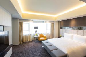 Grand Mercure Shanghai Hongqiao tesisinde bir odada yatak veya yataklar