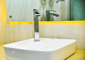 un lavandino del bagno con un rubinetto e uno specchio di Bodhi Boutique Hotel a Kathmandu