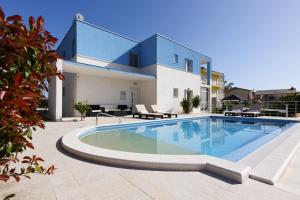 Bazén v ubytovaní Family Villa Mermaid Your Croatian Haven with Pool and Scenic Views alebo v jeho blízkosti