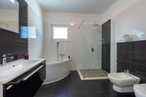Kúpeľňa v ubytovaní Family Villa Mermaid Your Croatian Haven with Pool and Scenic Views
