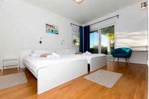 Posteľ alebo postele v izbe v ubytovaní Family Villa Mermaid Your Croatian Haven with Pool and Scenic Views