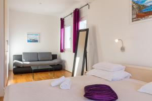 Posteľ alebo postele v izbe v ubytovaní Family Villa Mermaid Your Croatian Haven with Pool and Scenic Views