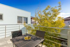 Balkón alebo terasa v ubytovaní Family Villa Mermaid Your Croatian Haven with Pool and Scenic Views