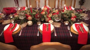 d'une table avec des décorations de Noël. dans l'établissement Pensiunea Aurora Izvorul Muntelui, à Bicaz