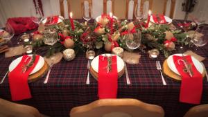 ein Tisch mit Weihnachtsdekoration darüber in der Unterkunft Pensiunea Aurora Izvorul Muntelui in Bicaz